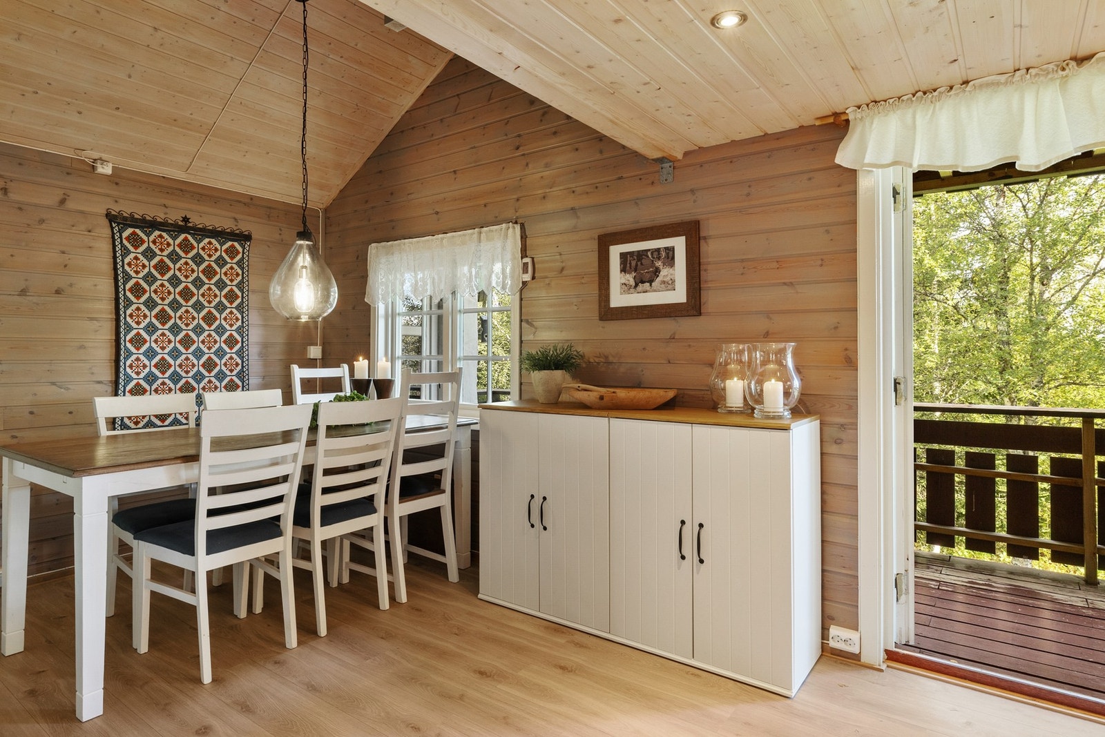 Praktisk og velegnet spiseplass nær kjøkkensonen Galleribilde