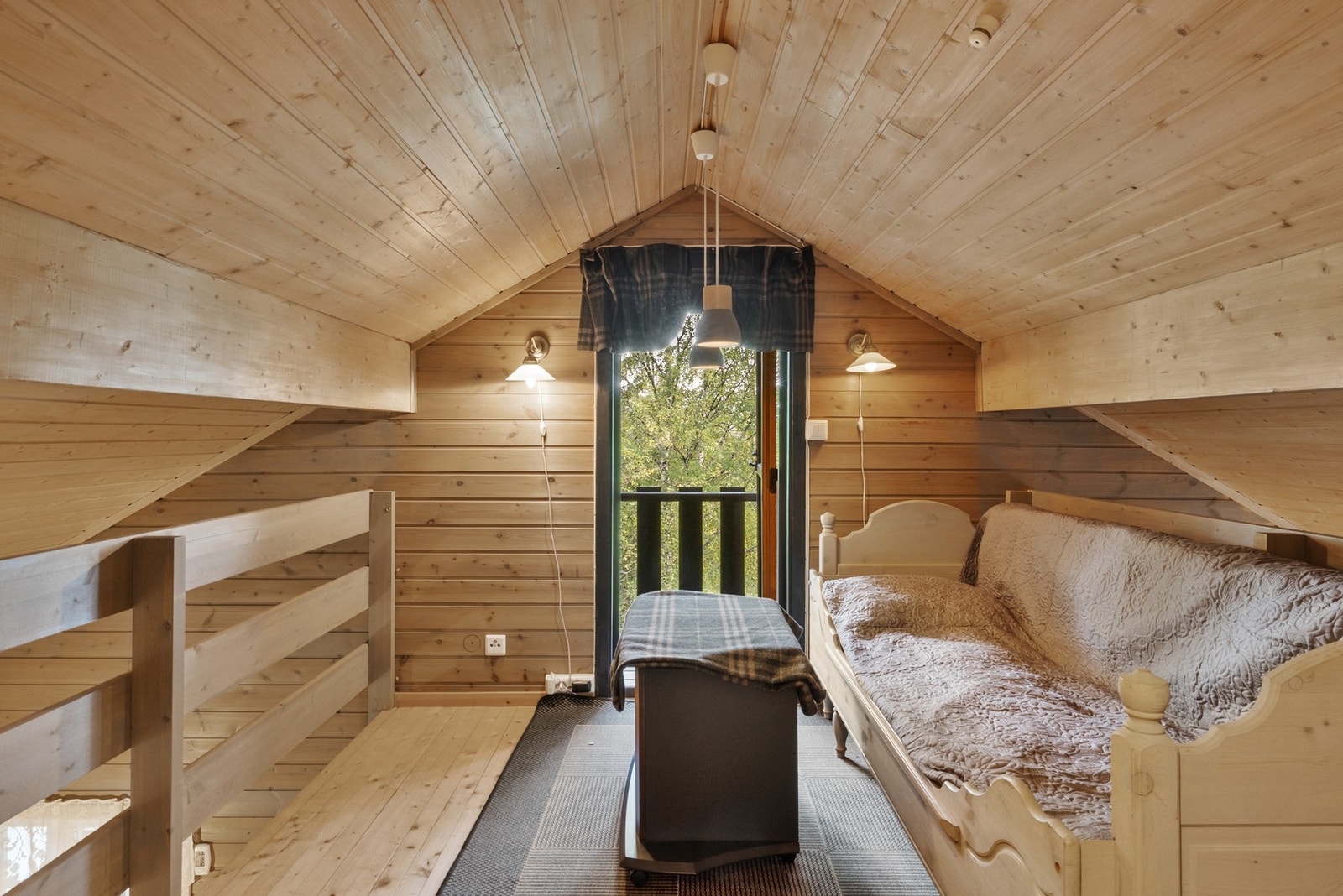 Loftet byr på koselig loftstue og soverom Galleribilde