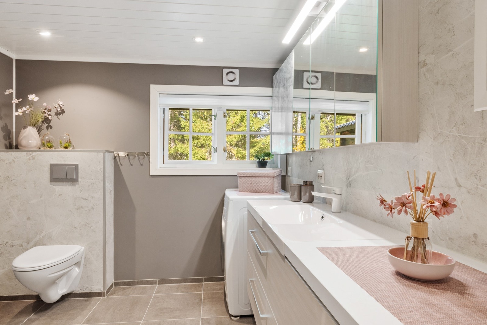 Delikat bad med et lyst og innbydende preg Galleribilde