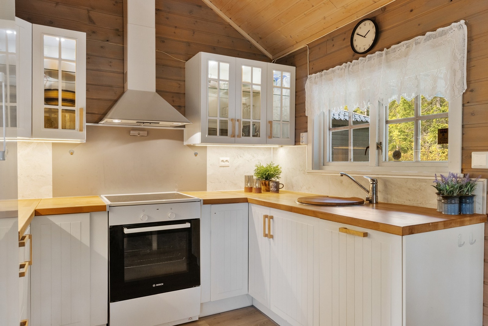 Koselig hjørne for hyttekjøkkenet som gir en varm og hjemmekoselig følelse Galleribilde