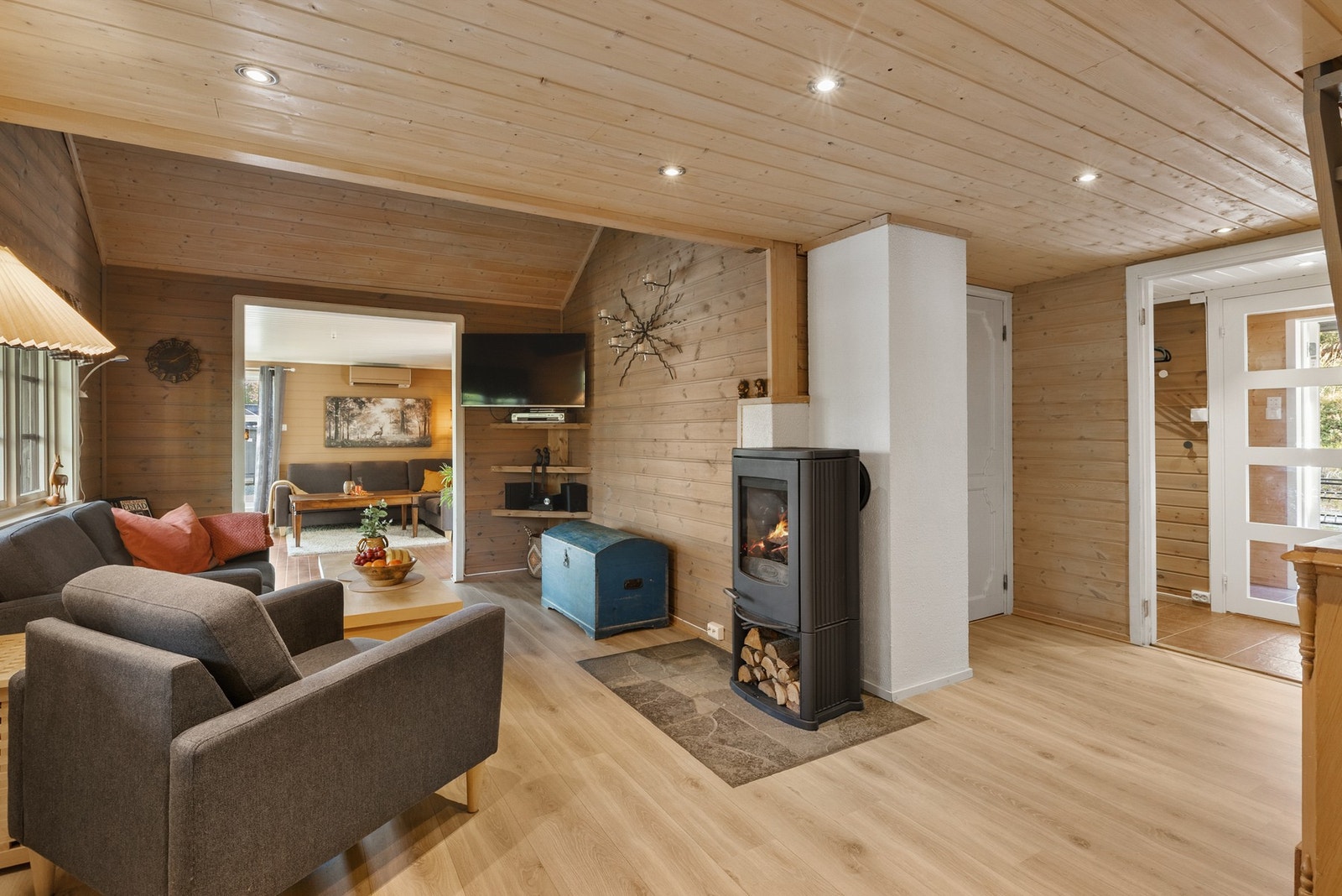 Lun og trivelig hyttestemning med god romfølelse og flere fleksible oppholdssoner Galleribilde