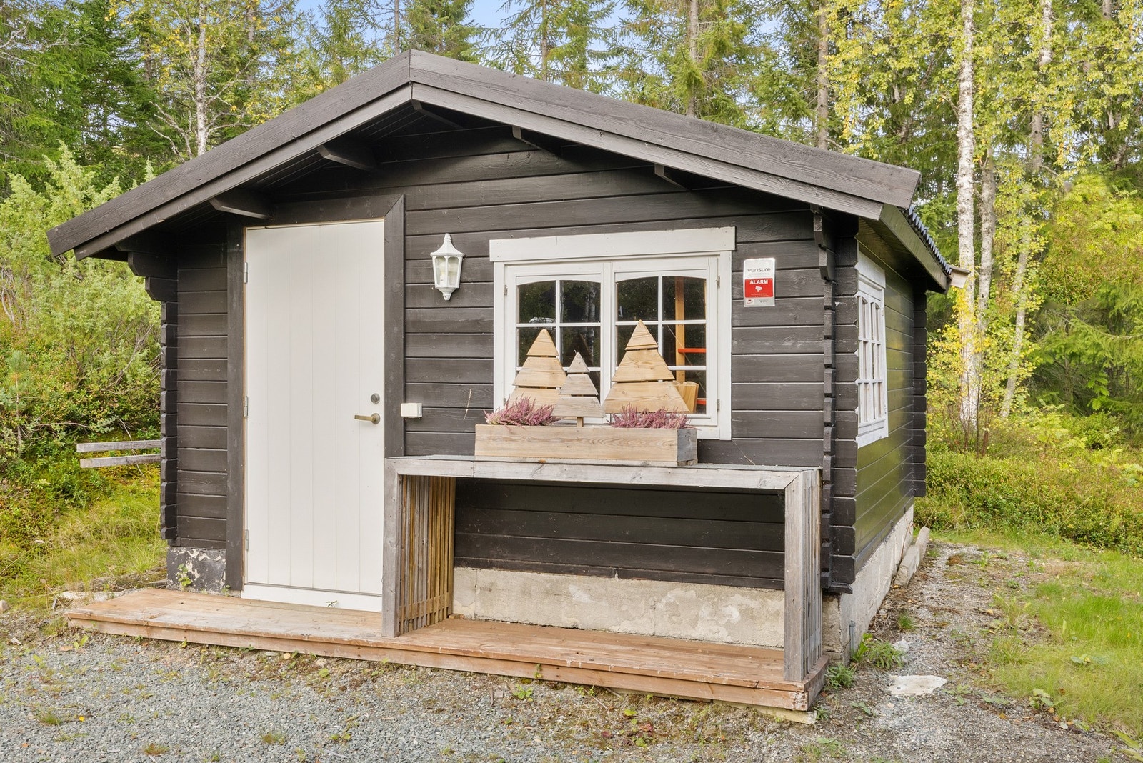 Praktisk uthus som gjør hyttelivet enklere Galleribilde