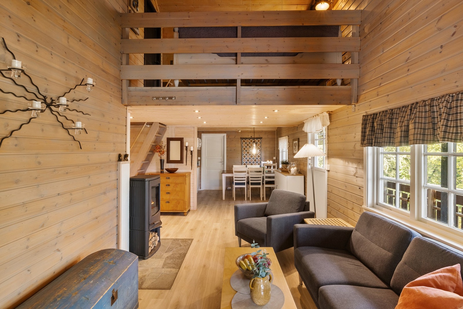 Koselig og tradisjonelt hyttepreg med panelte overflater Galleribilde