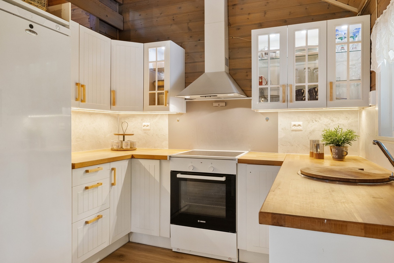 Lyse profilerte fronter og heltre eik benkeplate med nedfelt oppvaskkum Galleribilde