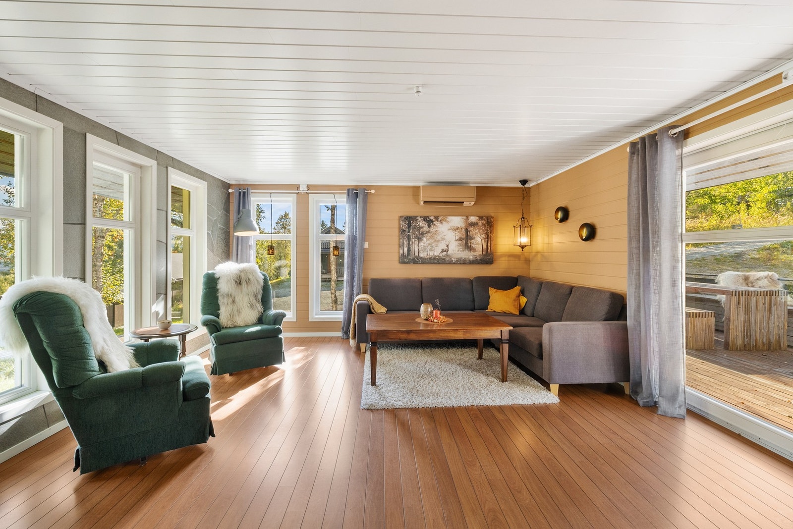 Fra stuen har du utgang til hyggelige uteområder. Nyt frisk luft og flott natur! Galleribilde