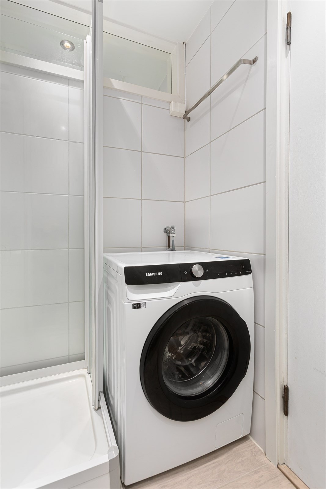 Praktisk med opplegg for vaskemaskin på badet Galleribilde