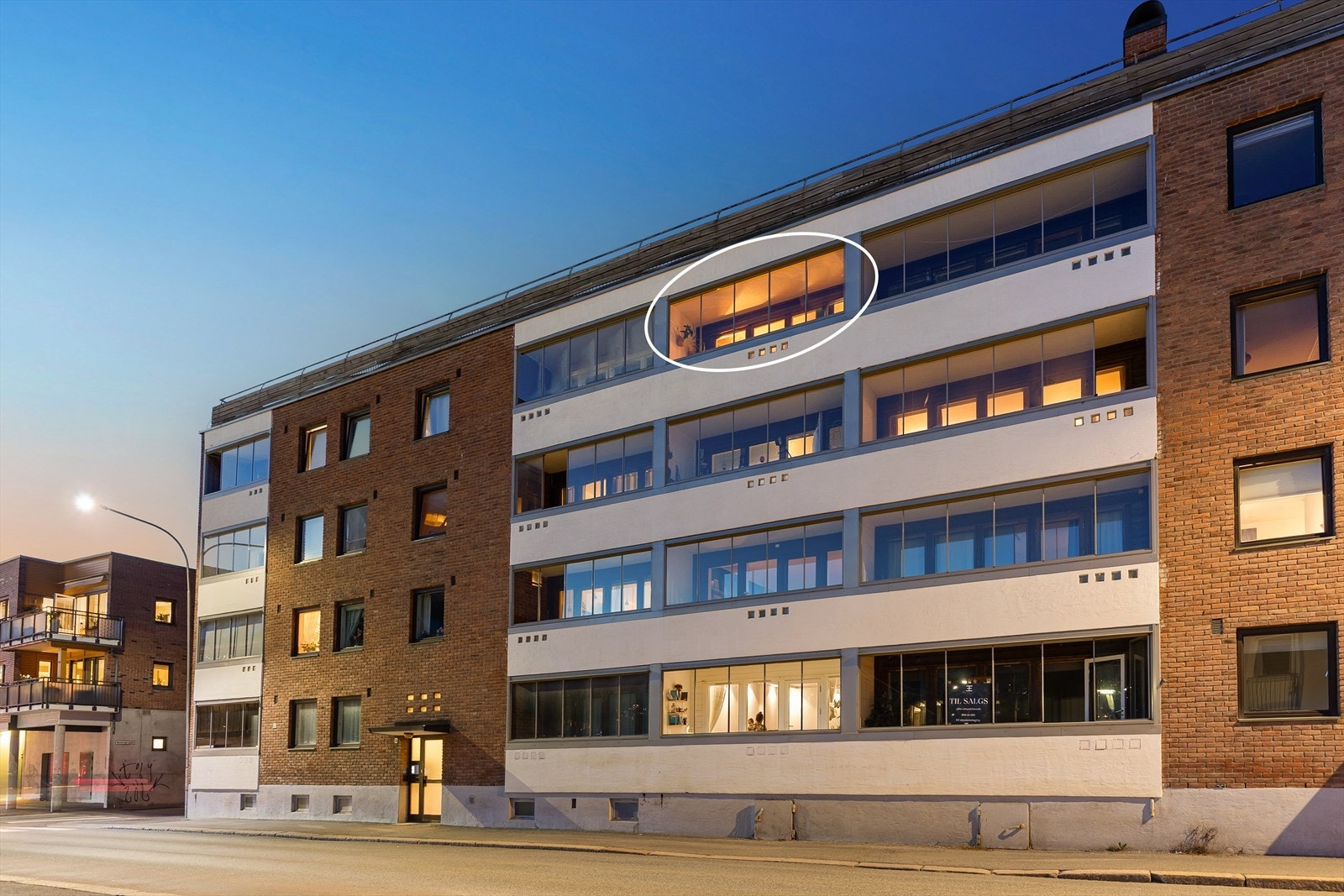 Toppleiligheten er beliggende sentralt med gangavstand til togstasjon, butikker og servicetilbud Galleribilde