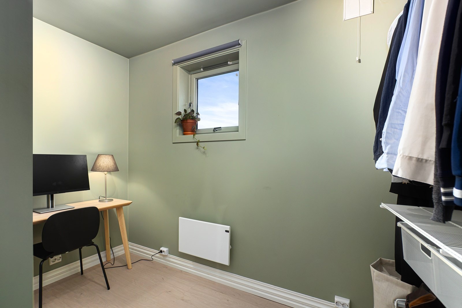 Rom innredet som kontor og garderobe Galleribilde