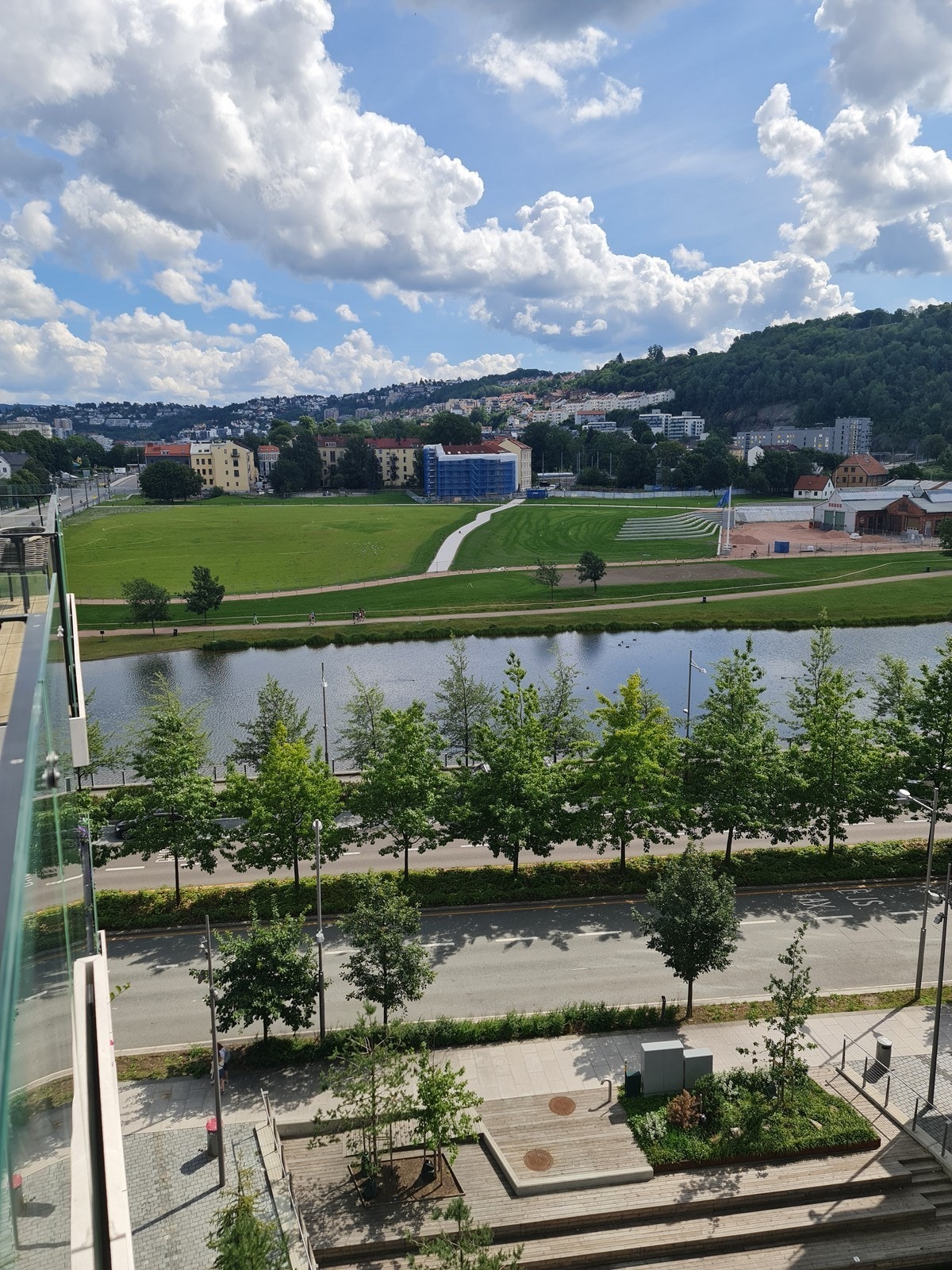 Balkongen er sørvendt, noe som gir gode solforhold. Galleribilde
