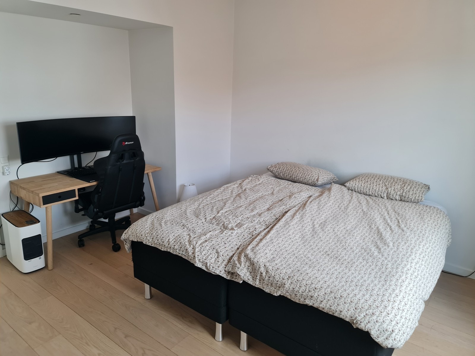 I etasjen finner man også et stort soverom med innebygget garderobeskap. Galleribilde