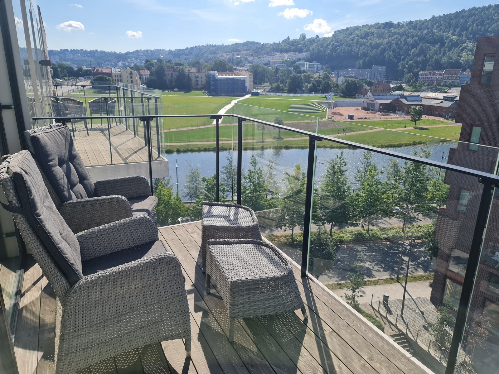 God plass til utemøbler. Galleribilde