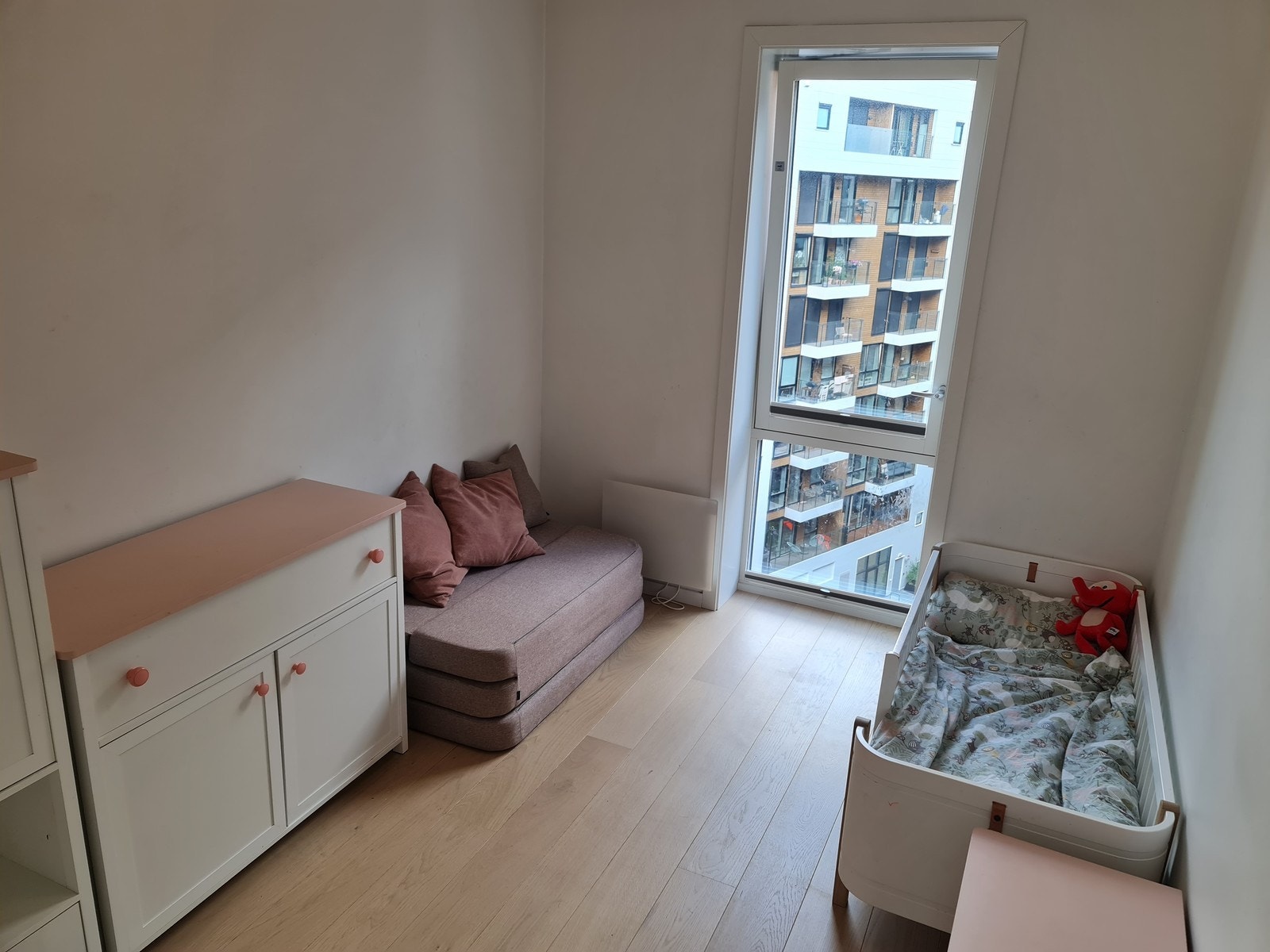 Boligens første etg inneholder i tillegg til kjøkken/spisestue, to soverom, entré og ett baderom. Galleribilde