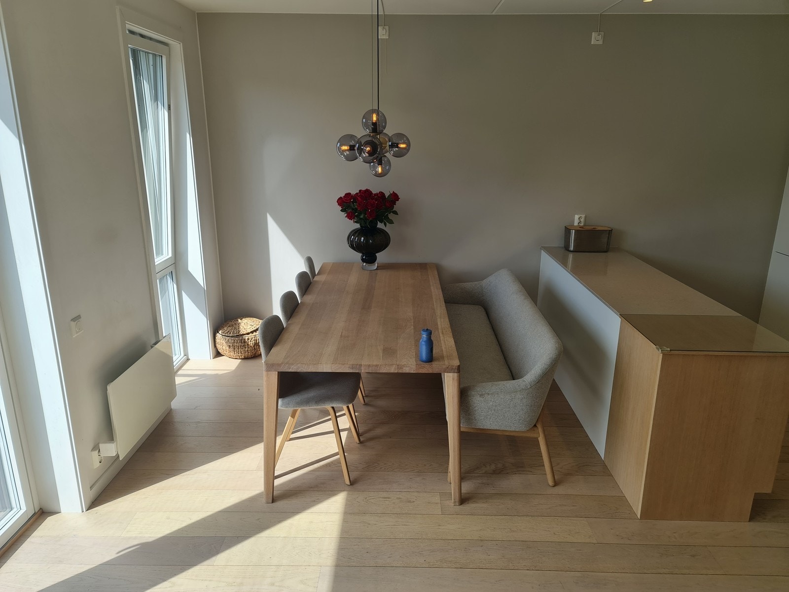 God plass til stor spisegruppe. Galleribilde