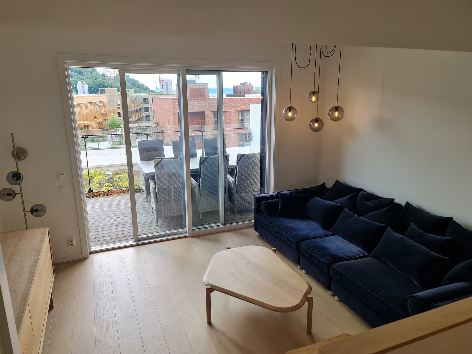 Flott tv-stue med utgang til terrasse. Galleribilde