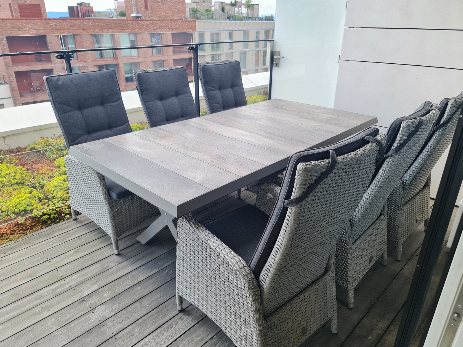 Terrassen er også sørvendt akkurat som balkongen i etasjen under. Galleribilde