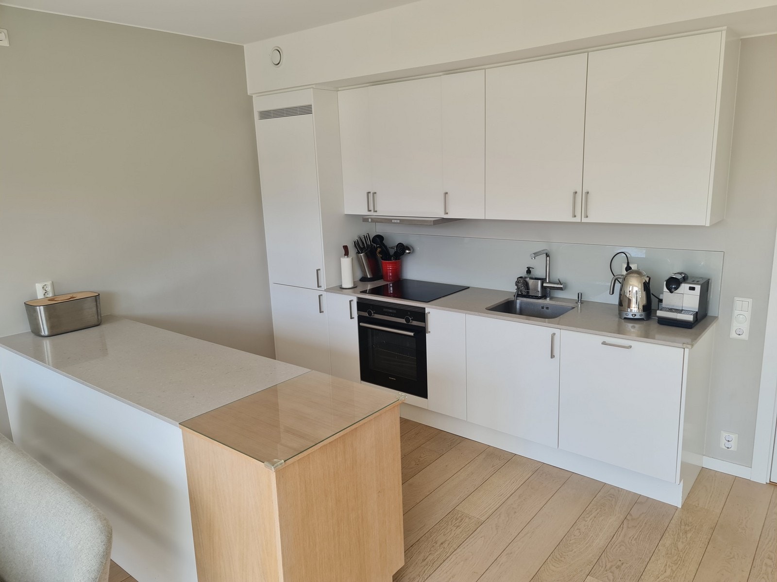 Boligen går over to plan i 8. og 9. etasje. Kjøkkenet ligger i boligens første etasje. Galleribilde