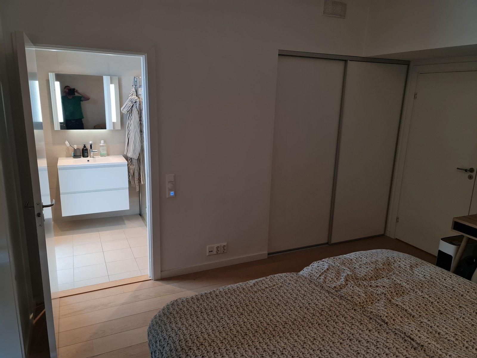 Via soverommet har man tilgang til boligens andre baderom. Galleribilde