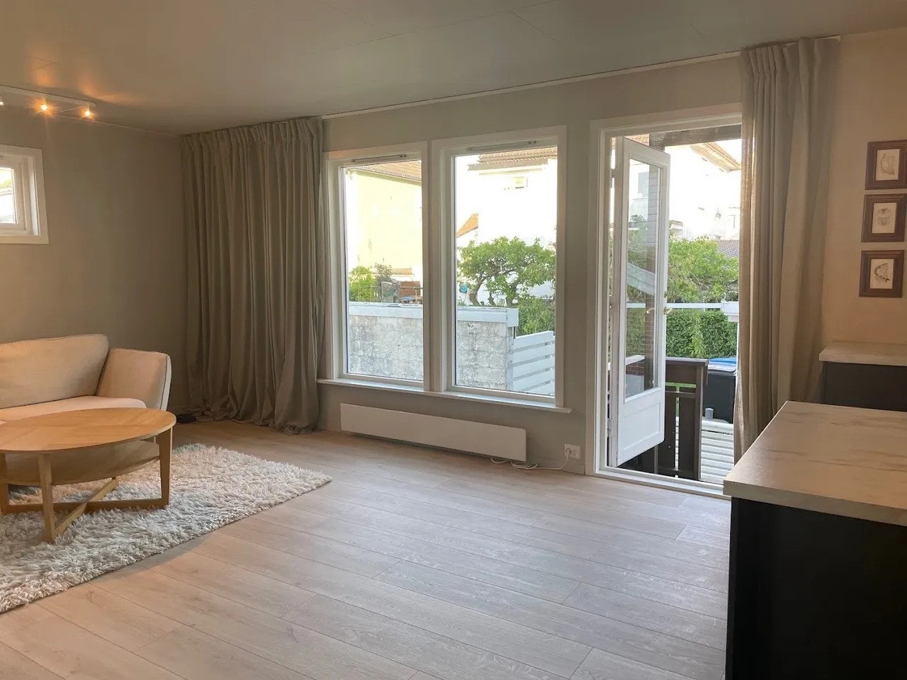 Utgang til terrasse fra stue Galleribilde