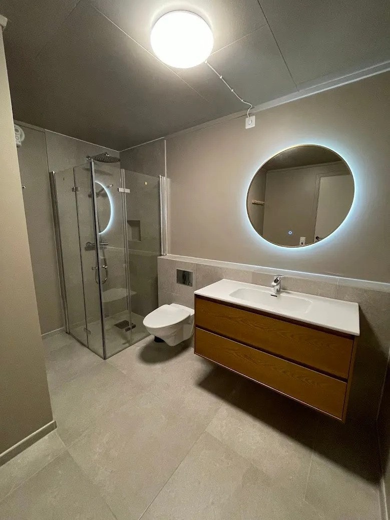 Lyst og flott bad av god størrelse Galleribilde