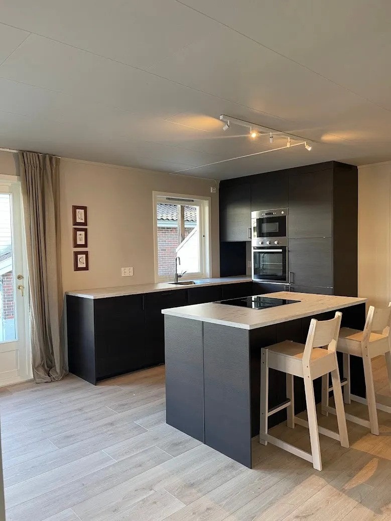 Her er det åpen løsning mellom kjøkken og stue Galleribilde