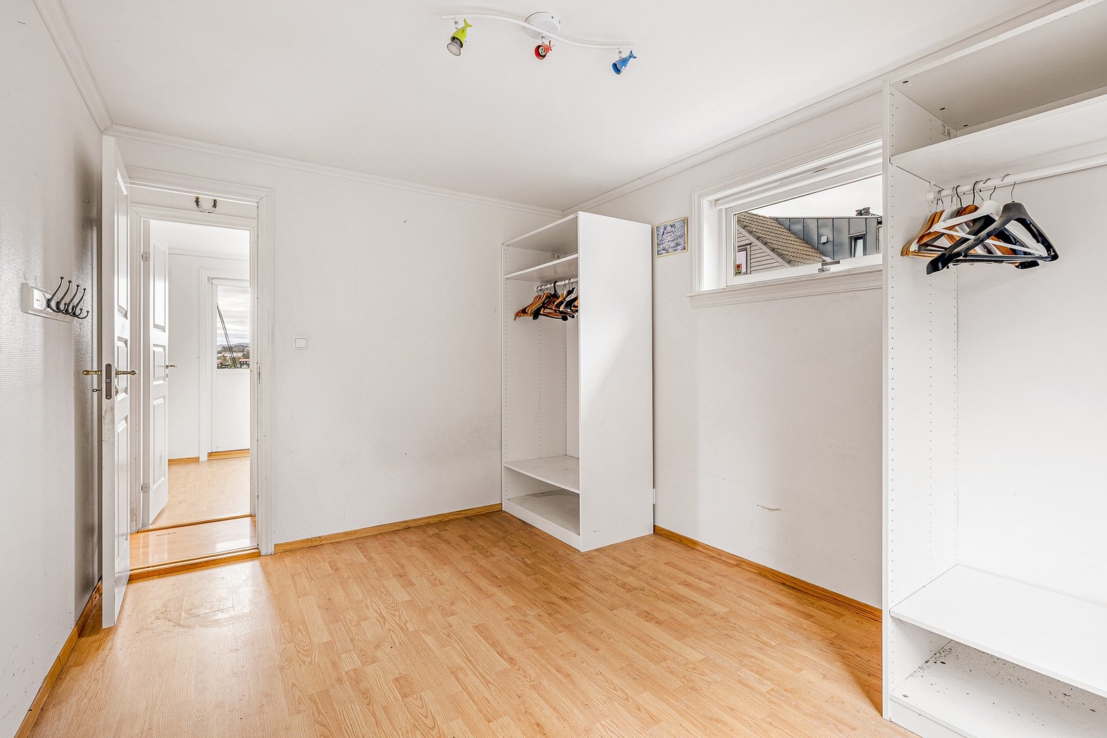 Garderobeskap medfølger handelen Galleribilde