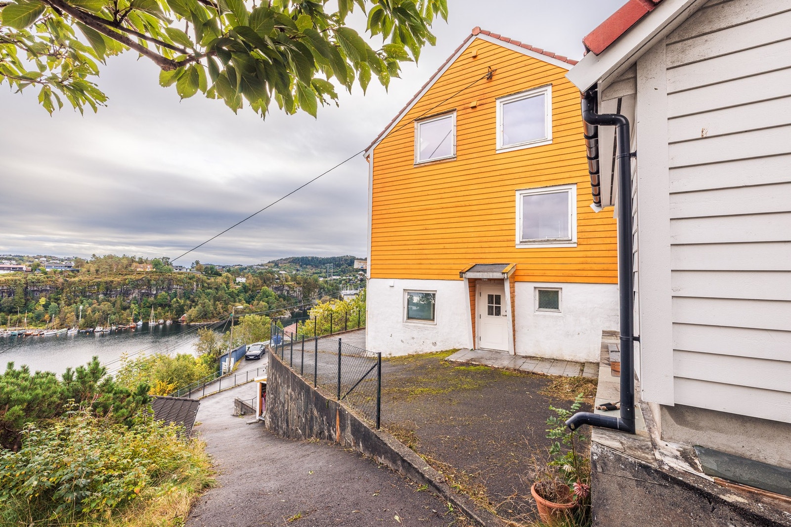 Leiligheten i første etasje har inngang fra siden av huset Galleribilde