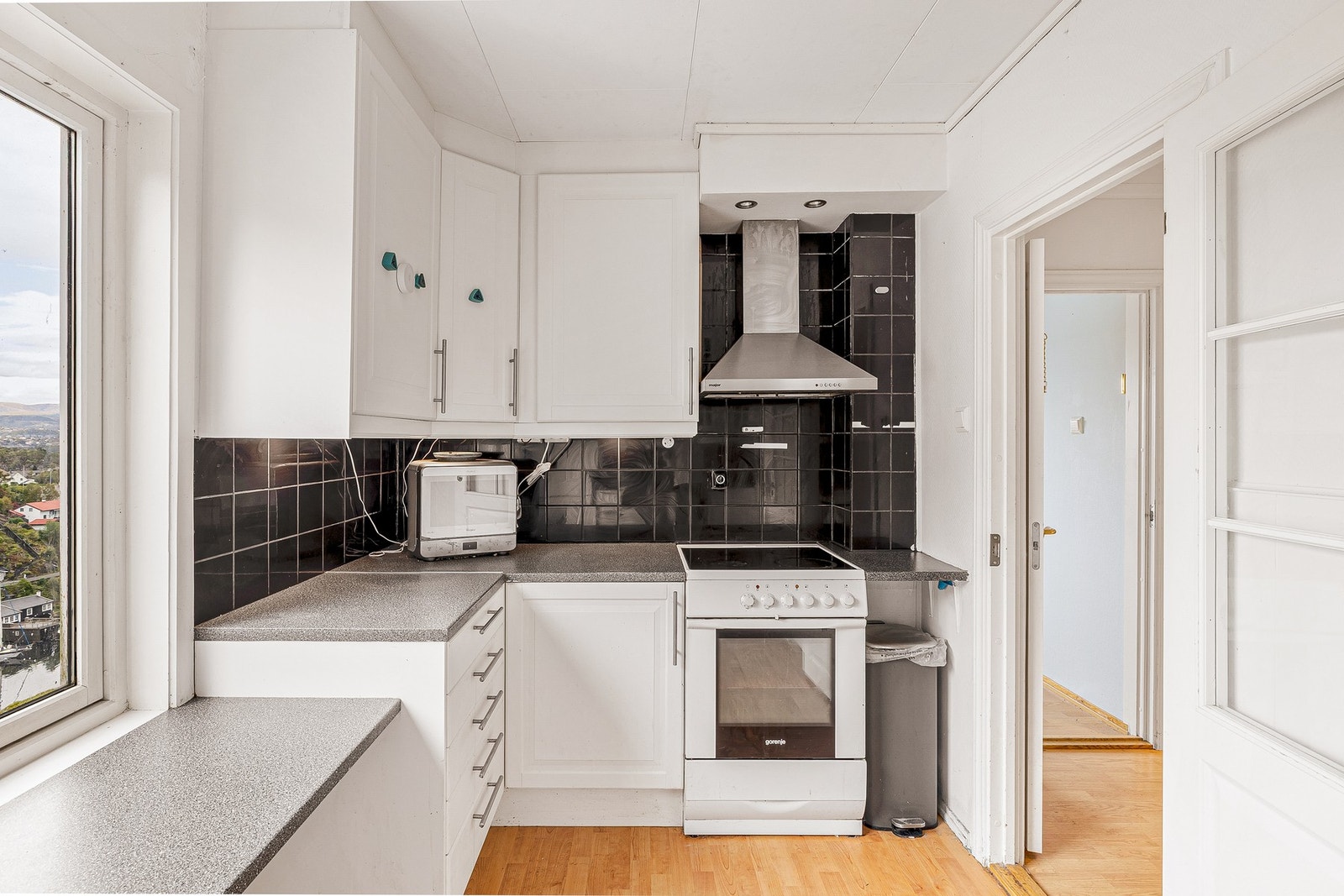 Her er det innredet med lyse fronter og benkeplate i laminat Galleribilde