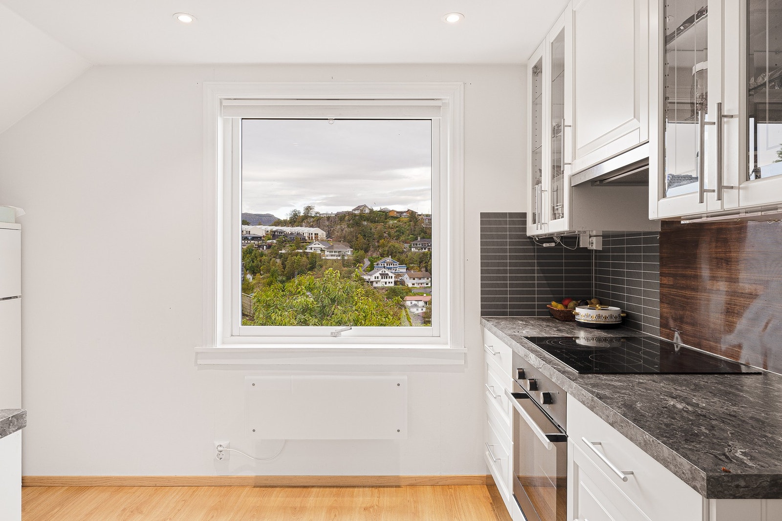 Både over- og underskap sikrer godt med oppbevaringsplass Galleribilde