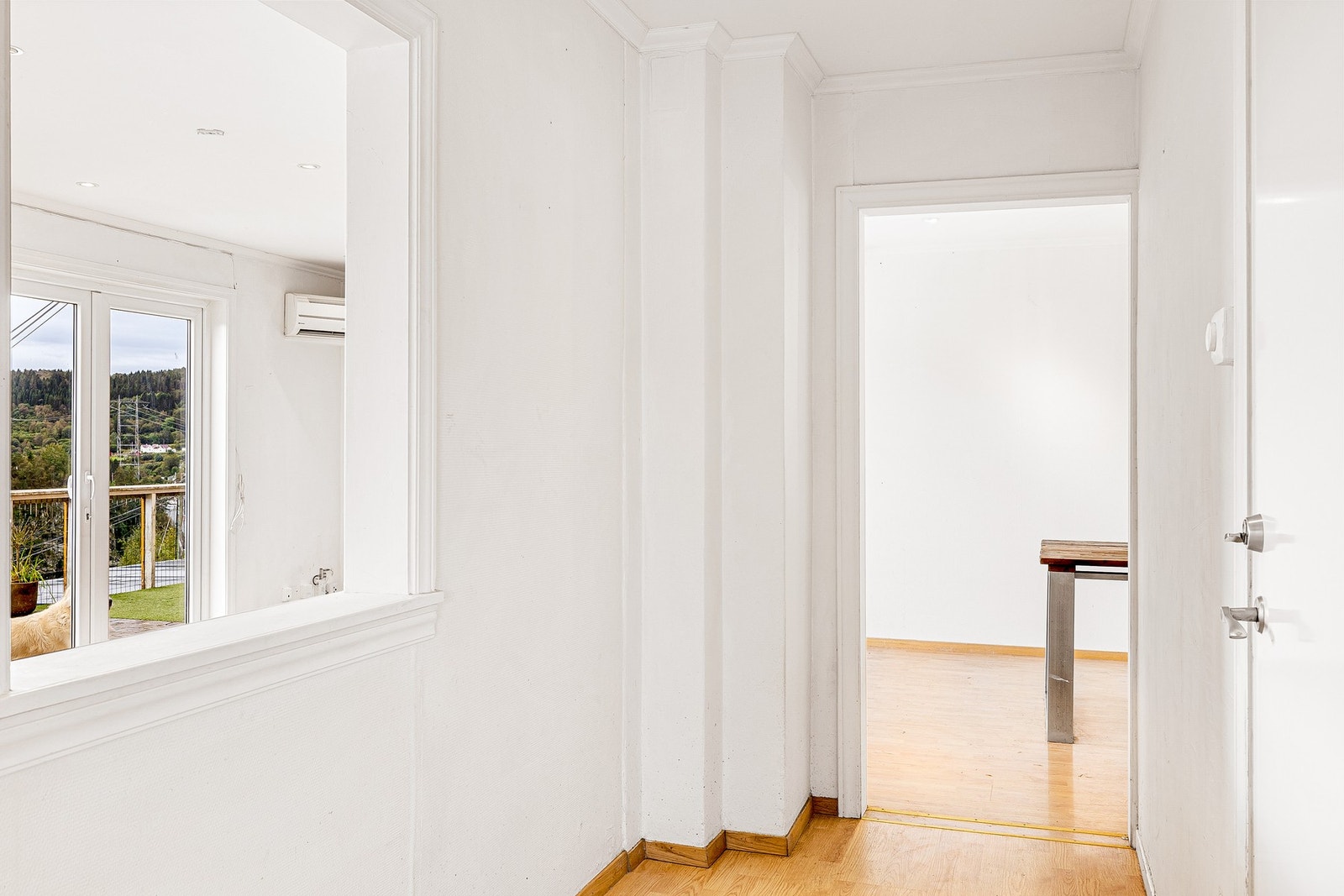 Andre etasje inneholder entré, gang, stue, kjøkken, bad og tre soverom Galleribilde