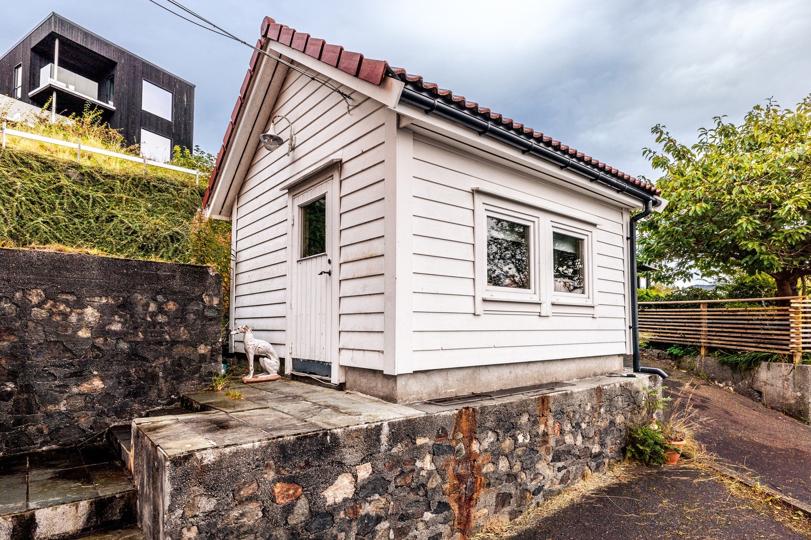 På eiendommen finner man også et innredet uthus fra 2017 Galleribilde