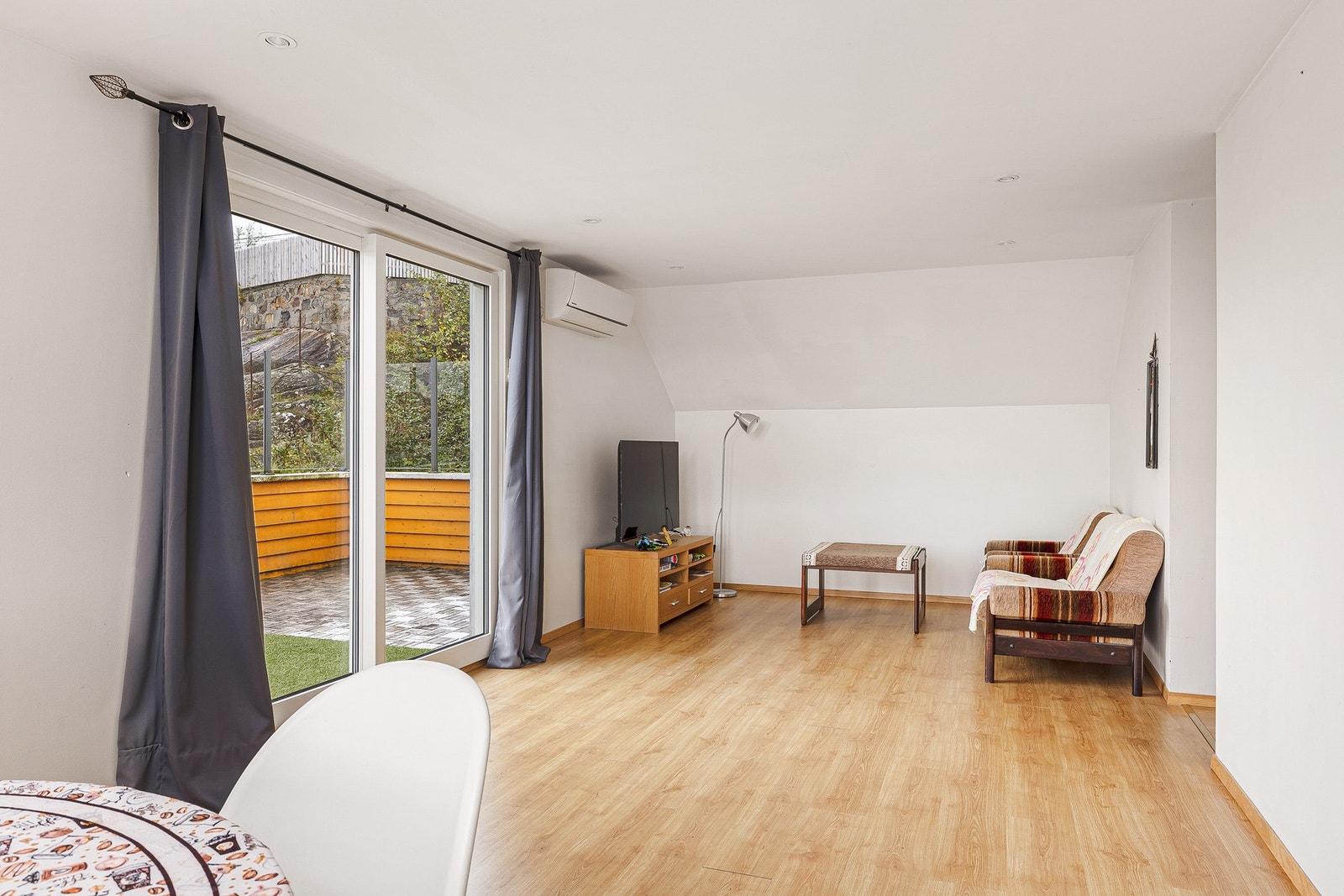 Stuen er romslig med god plass til både sofagruppe og spisebord Galleribilde