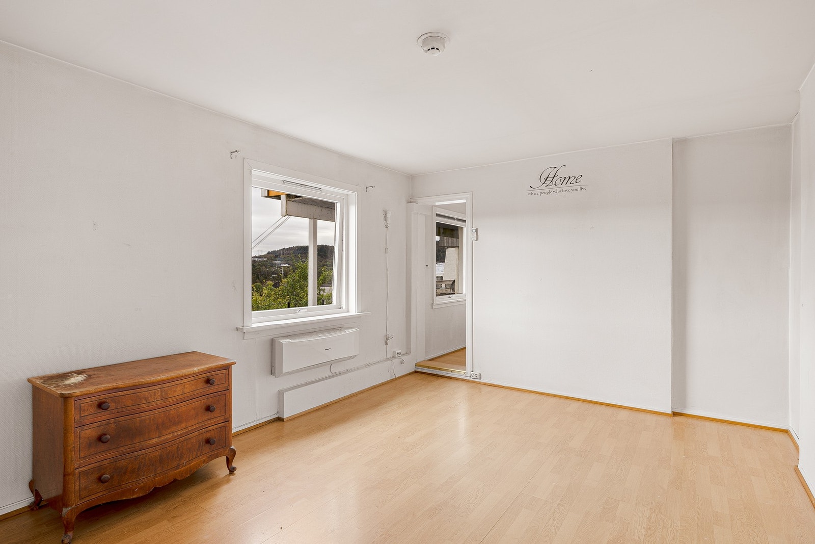 Stuen måler 12,6 kvadratmeter og har god plass til ønsket møblering Galleribilde