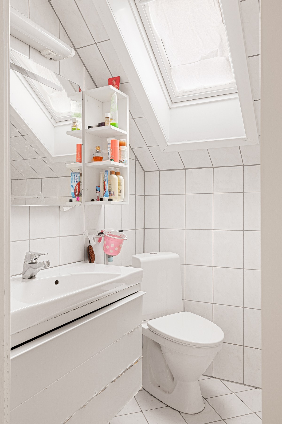 Flislagt bad på 2,8 kvadratmeter som er utstyrt med servant, toalett og dusjhjørne Galleribilde