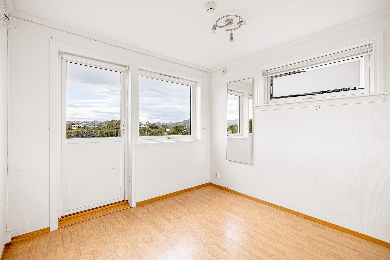 Fra det ene rommet har man direkte utgang til terrassen Galleribilde