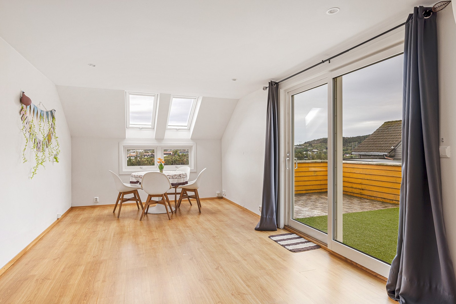 Fra stuen har man direkte utgang til en flott balkong på 23 kvadratmeter Galleribilde