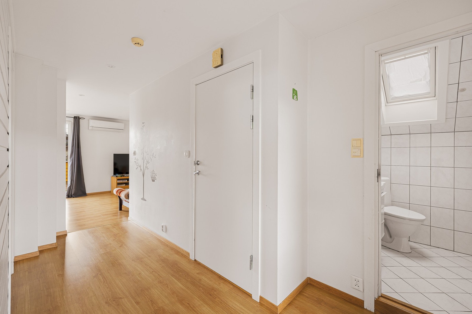 Denne etasjen inneholder stue, kjøkken, bad og to soverom Galleribilde