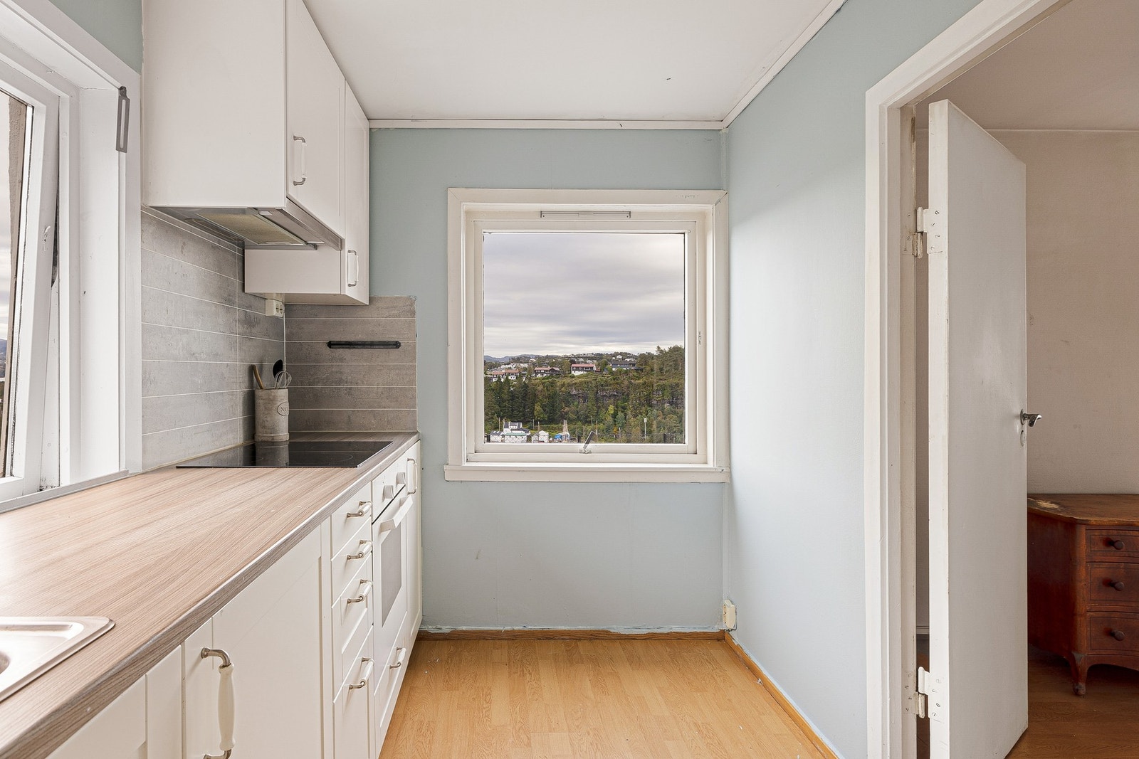 Kjøkkenet har rikelig med oppbevaringsplass Galleribilde