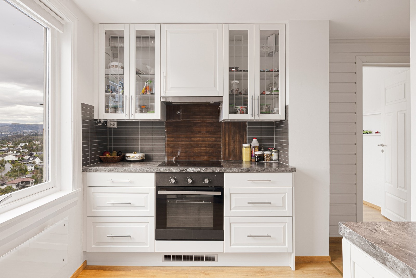 Kjøkkenet i tredje etasje er innredet med lyse fronter og benkeplate i laminat Galleribilde