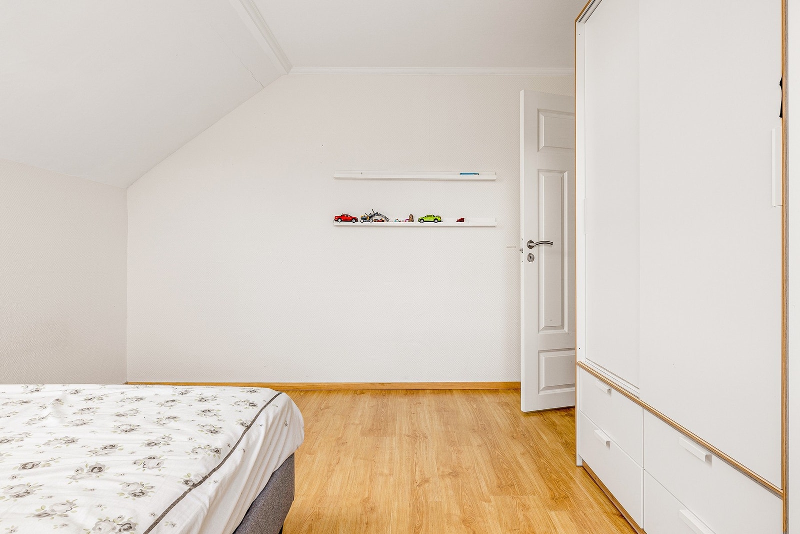 Garderobeskap medfølger handelen Galleribilde