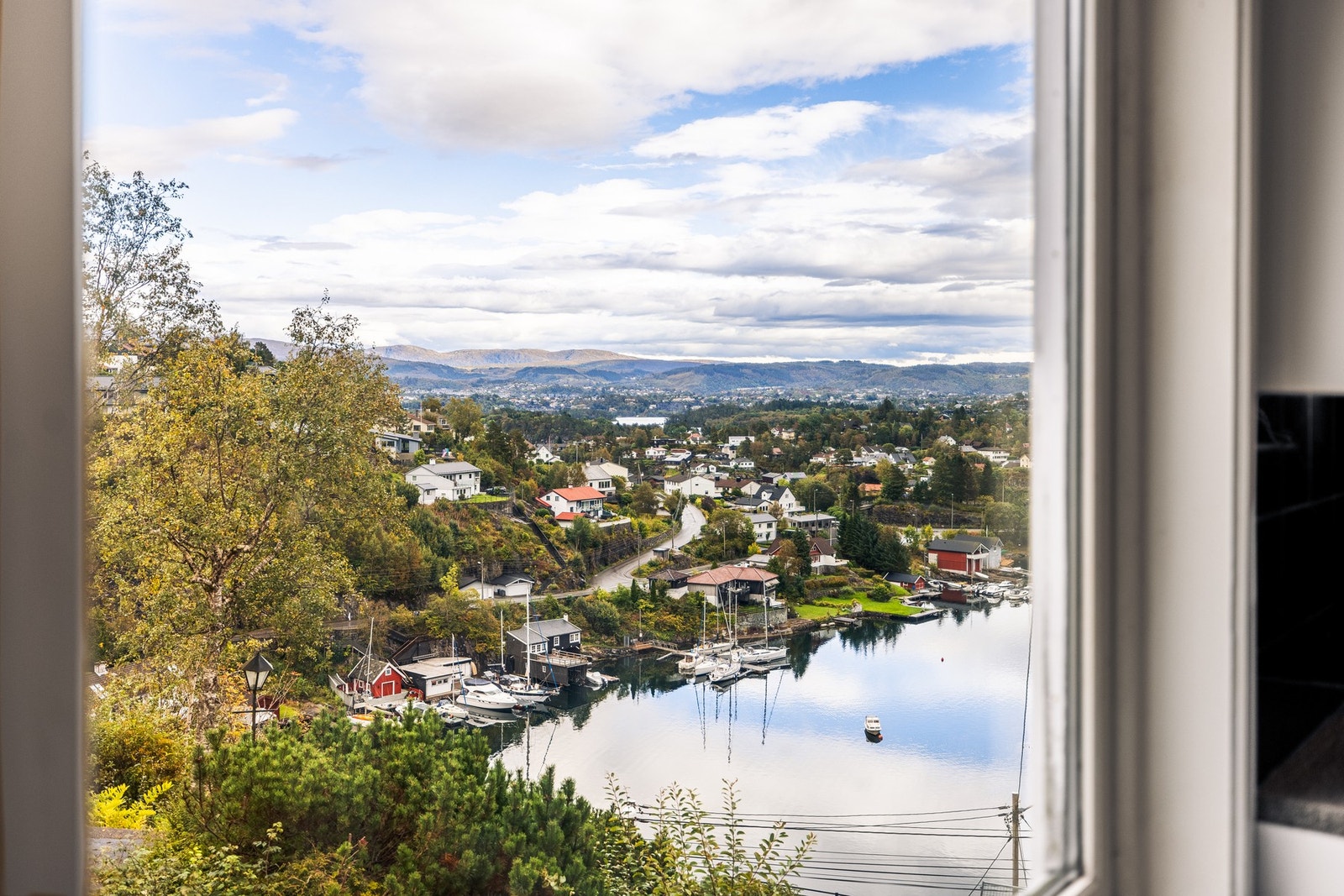 Den nydelige utsikten kan nytes også fra kjøkkenet Galleribilde