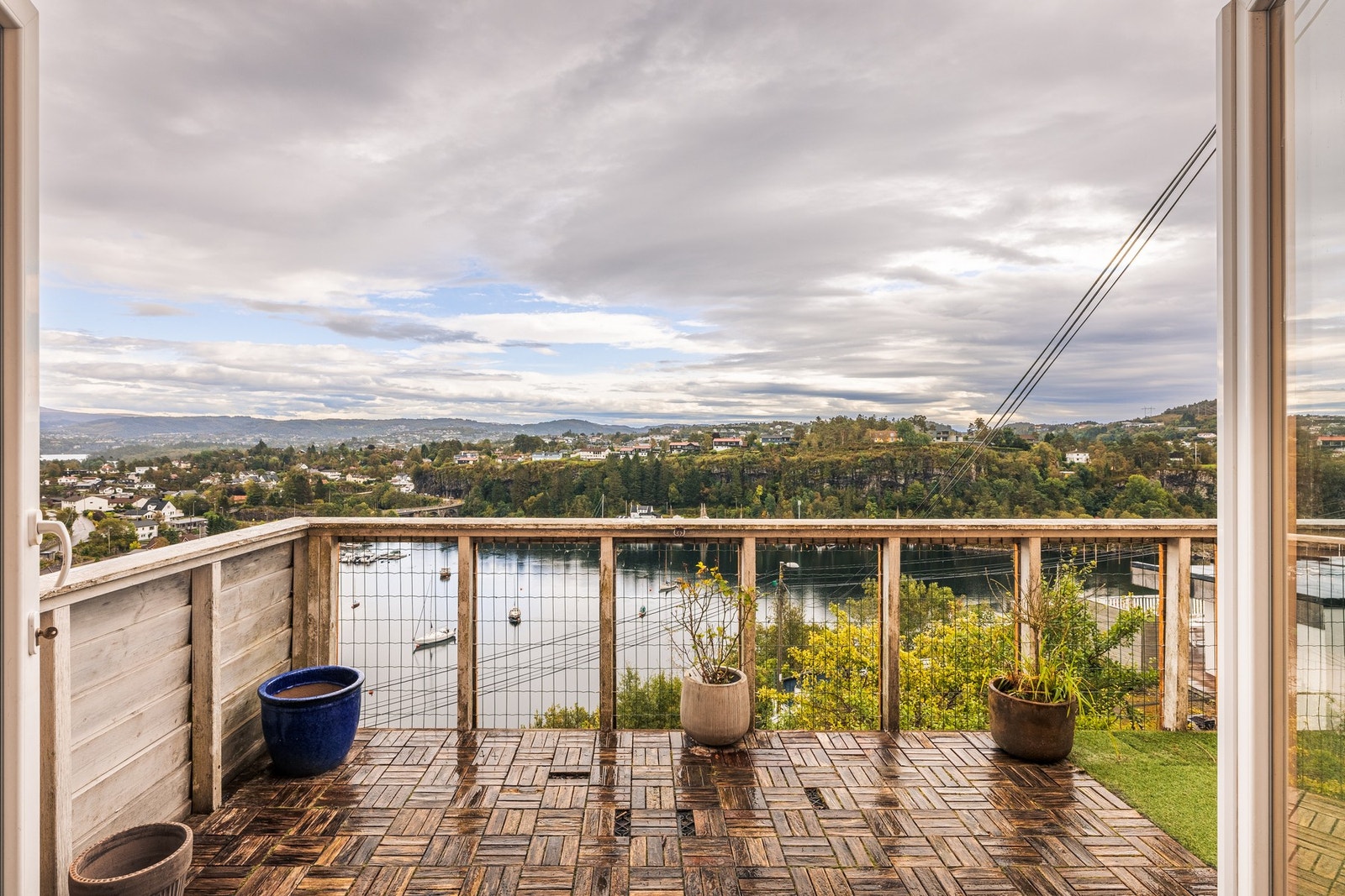 Terrassen strekker seg rundt huset og har god plass til ønsket utemøblering Galleribilde