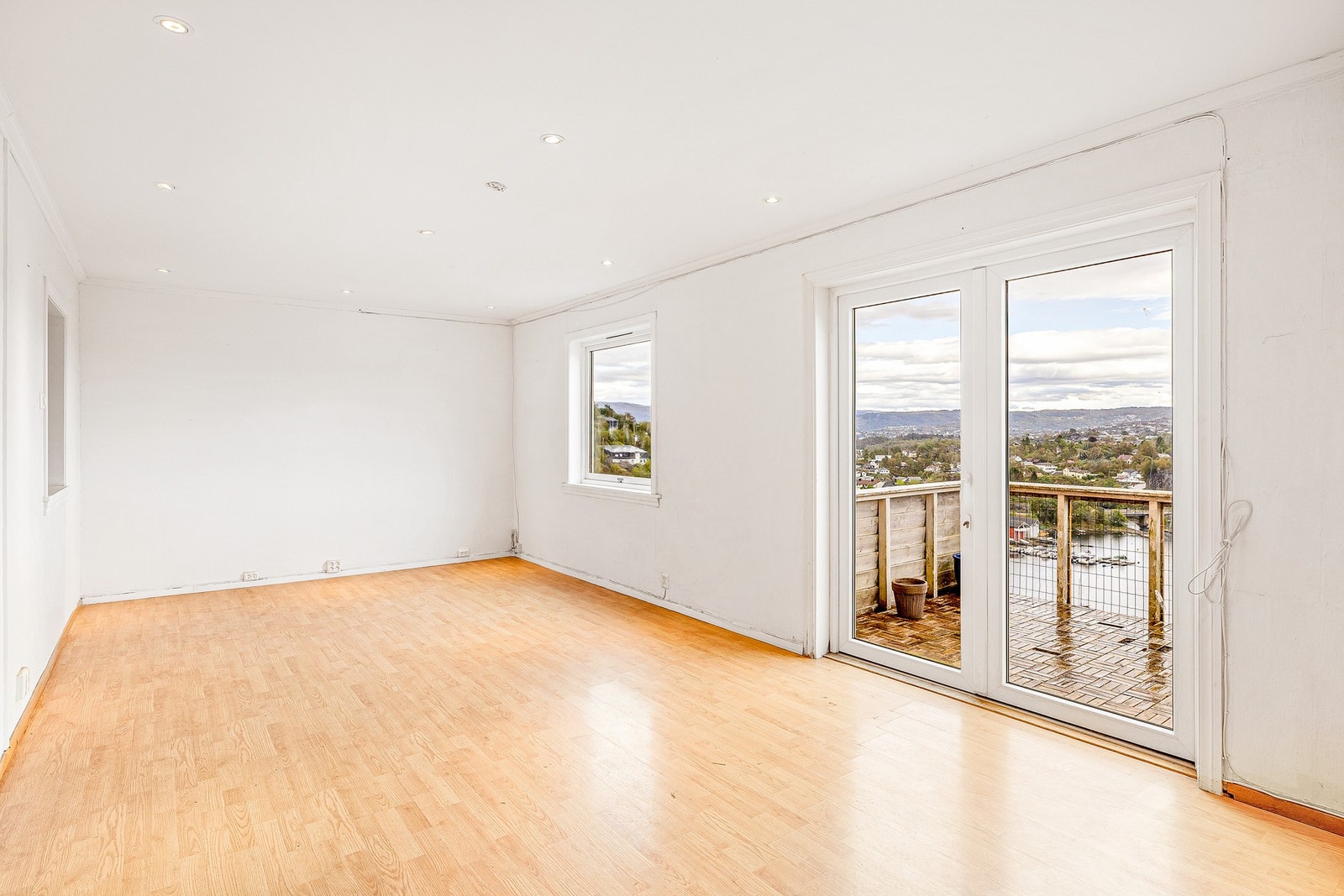 Store vindusflater sikrer rikelig med naturlig lysinnslipp og skaper en lys og luftig atmosfære Galleribilde