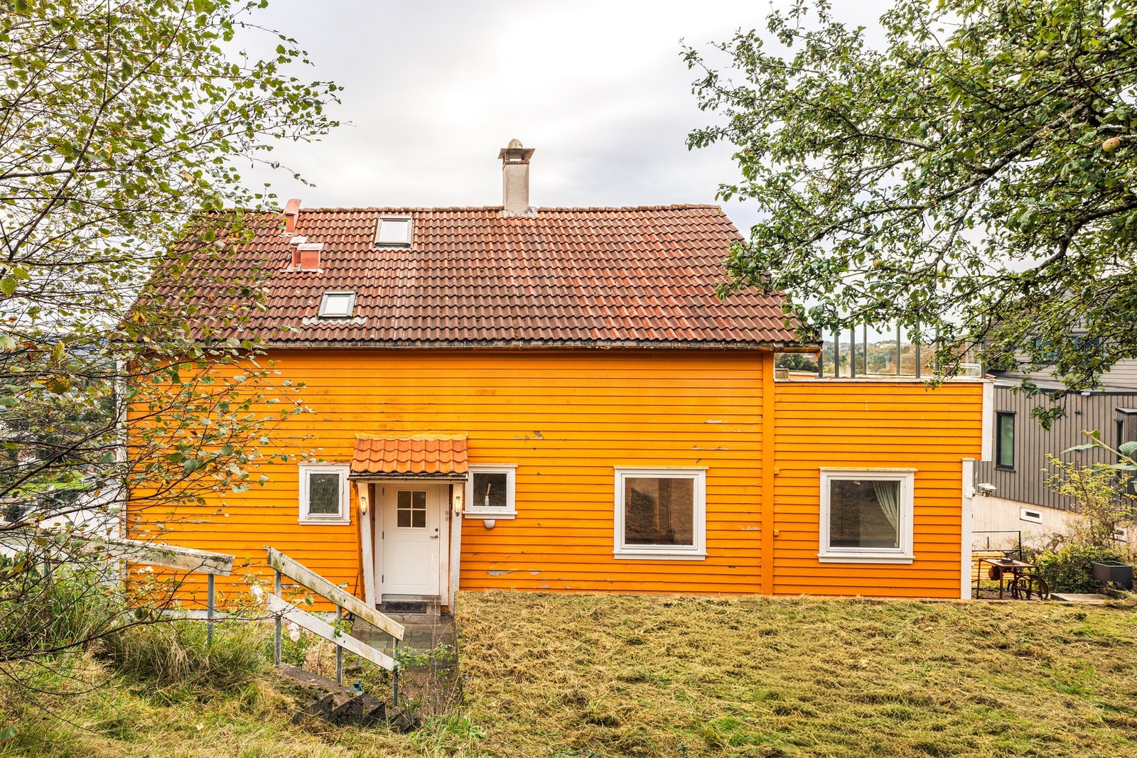 Fra baksiden av huset har man inngang til 2. og 3. etasje Galleribilde