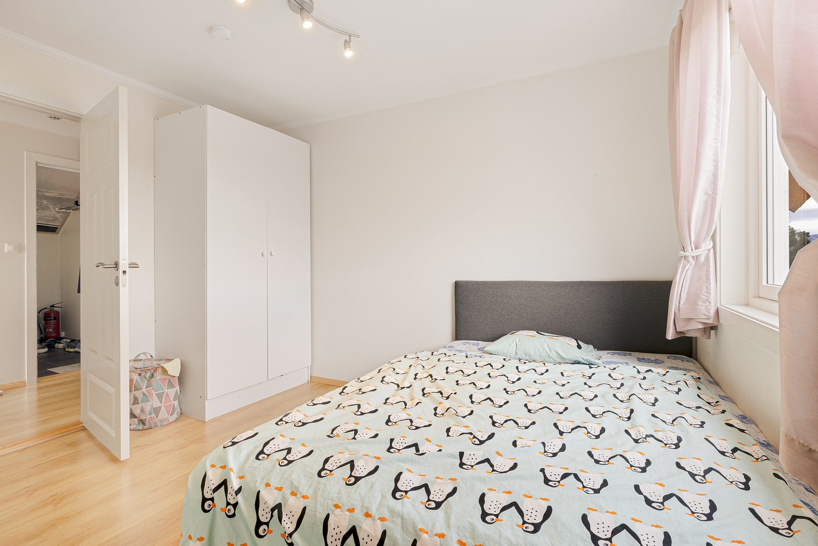 Rommene har god plass til båe seng og garderobeløsning Galleribilde