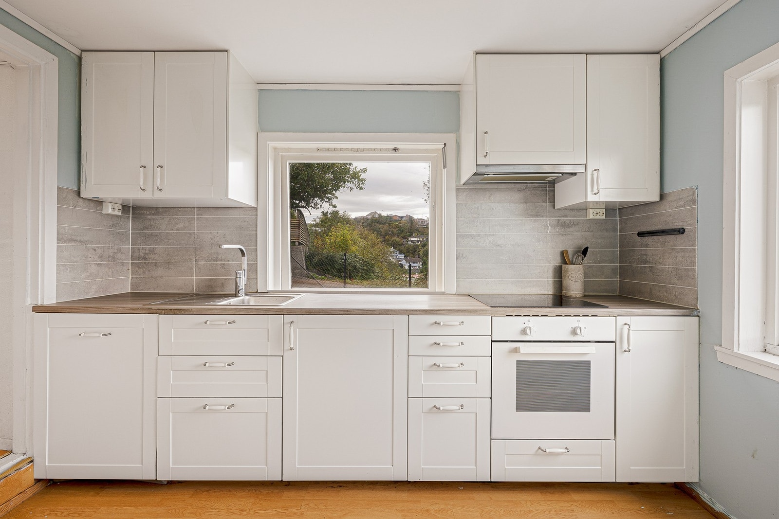 Denne etasjen inneholder kjøkken, stue, bad, vaskerom, to rom og bod Galleribilde