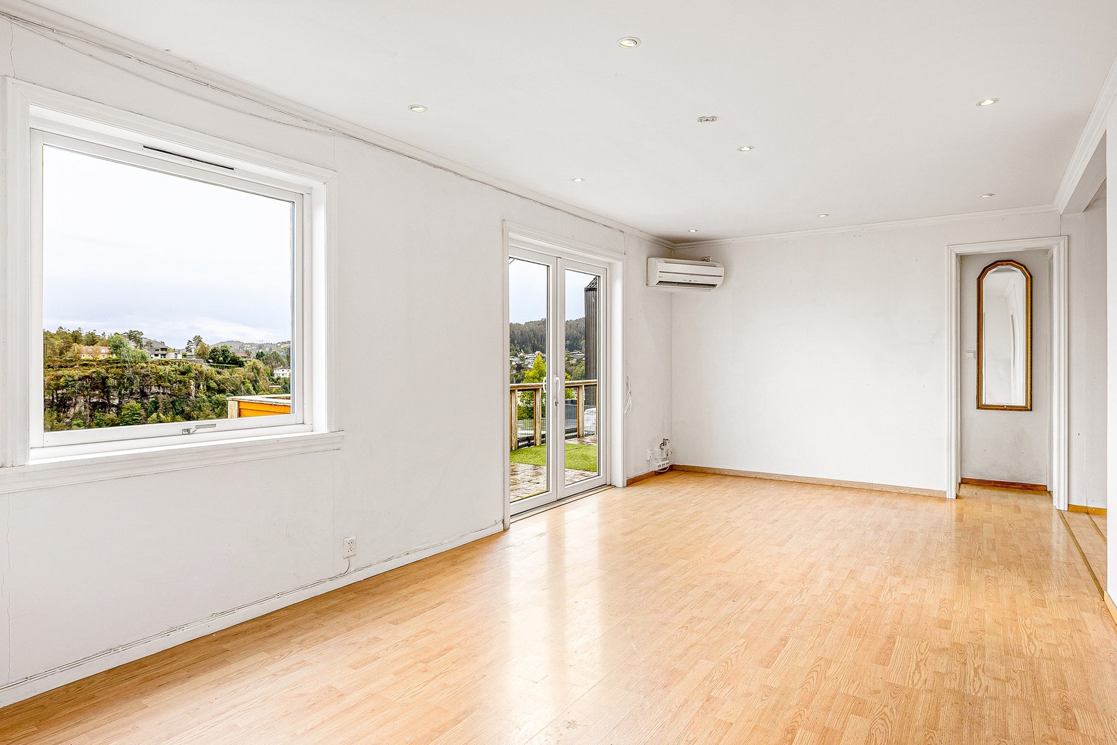 Fra stuen er det direkte utgang til en herlig terrasse på 24 kvadratmeter Galleribilde