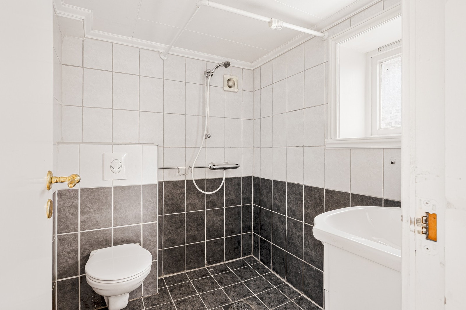 Flislagt bad på 3,2 kvadratmeter Galleribilde