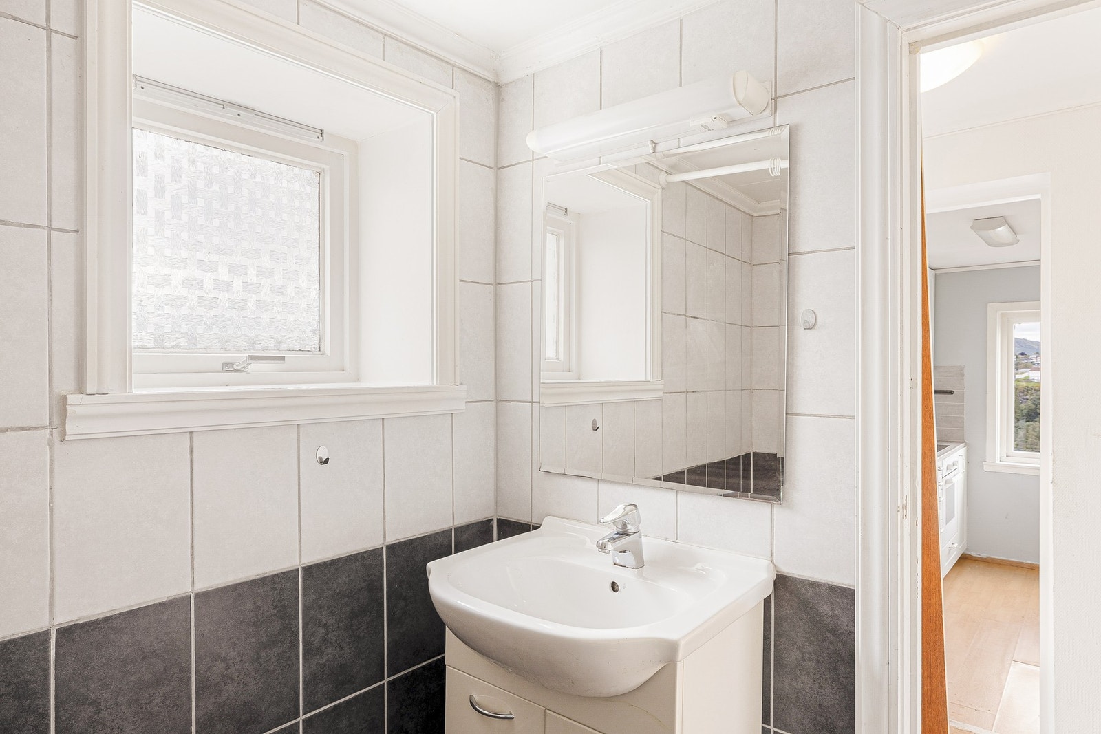 Her er det utstyrt med toalett, dusjhjørne og servant Galleribilde