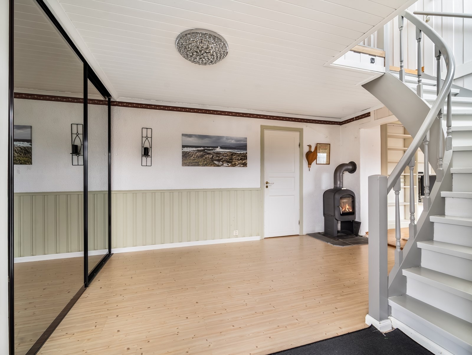 Romslig hall i underetasjen med avkledningsplass og garderobeløsning. Galleribilde