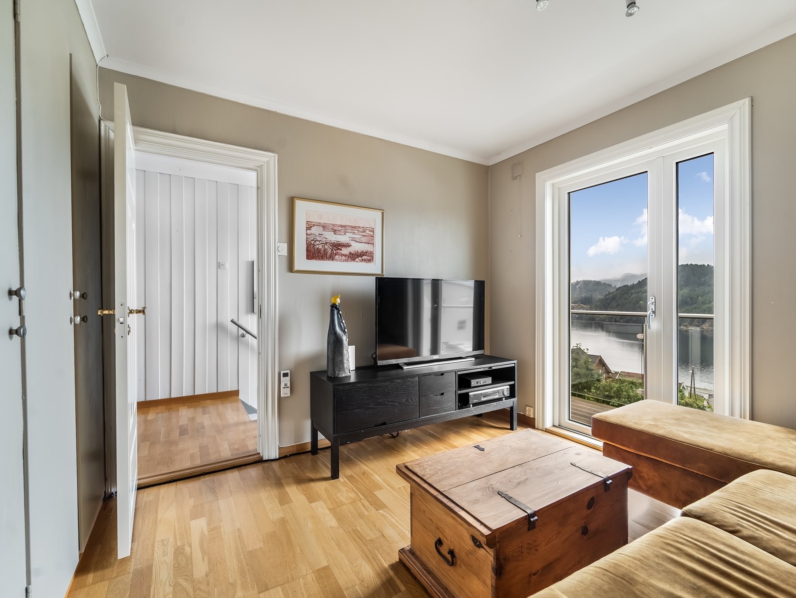 Soverom 2 av 3. Utgang til balkong og nydelig utsikt. Galleribilde